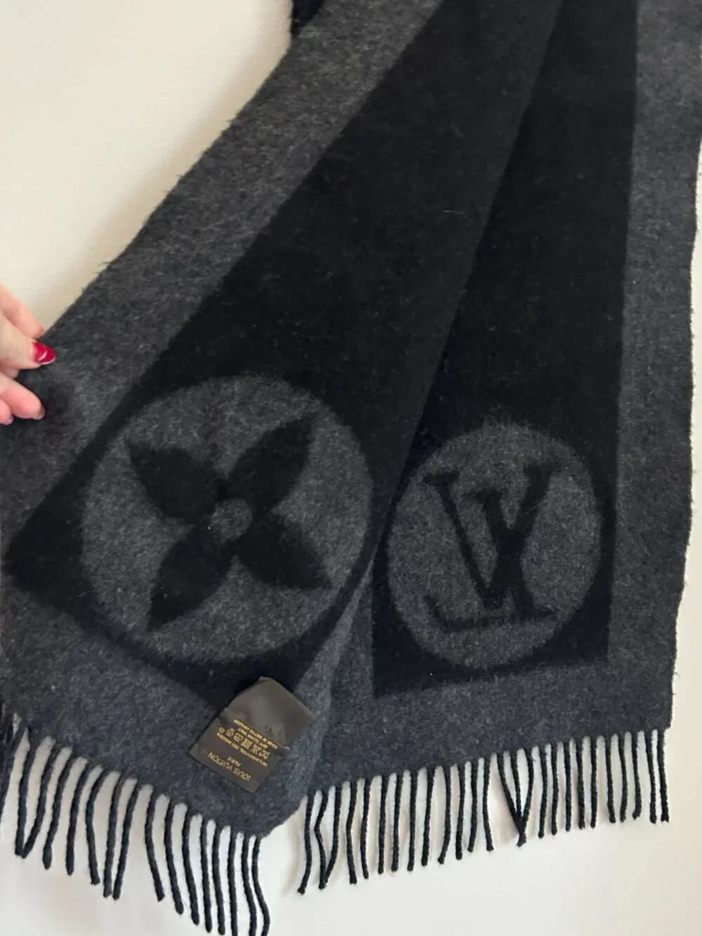Louis Vuitton Black & Gray Echarpe Cardiff Scarf
